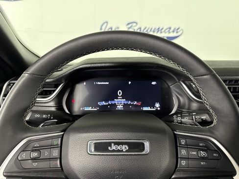 Used 2024 Jeep Grand Cherokee L Laredo image 4