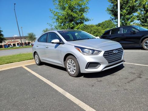 Used 2022 Hyundai Accent SE FWD image 2