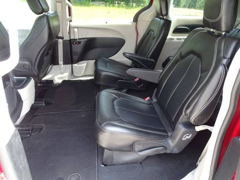 Used 2024 Chrysler Pacifica Touring-L FWD image 34