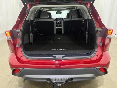Used 2022 Toyota Highlander XLE AWD/4WD image 14