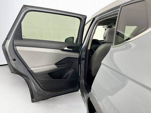 Used 2022 Volkswagen Taos SE w/ Panoramic Sunroof Package FWD image 27