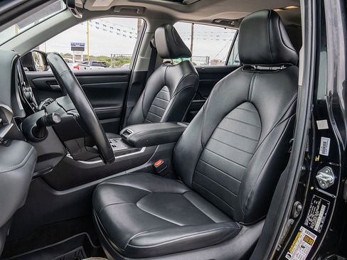 Used 2023 Toyota Highlander XLE image 15