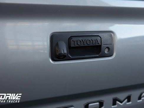 Used 2016 Toyota Tacoma SR5 w/ Towing Package image 13