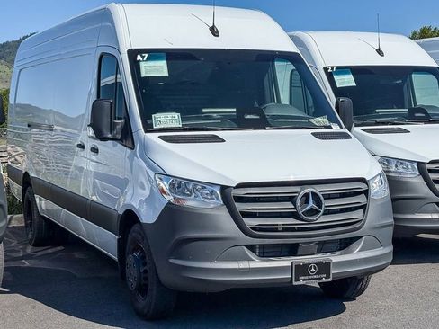 Used 2025 Mercedes-Benz Sprinter 4500 image 3