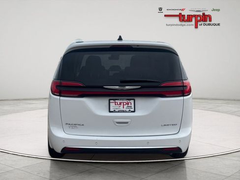 Used 2024 Chrysler Pacifica Limited FWD image 4