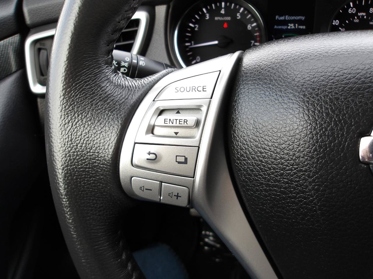 Used 2015 Nissan Rogue SL AWD/4WD image 15