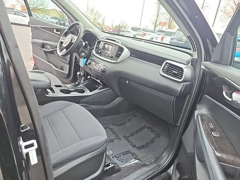 Used 2017 Kia Sorento LX image 29