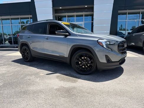 Used 2021 GMC Terrain SLT w/ Infotainment Package II FWD image 2