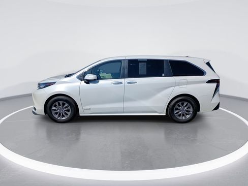 Used 2021 Toyota Sienna XLE image 5