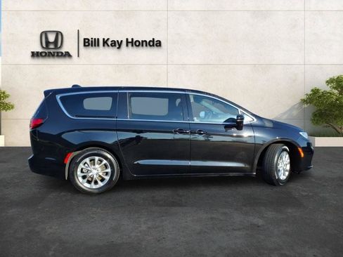 Used 2026 Chrysler Pacifica Limited FWD image 2