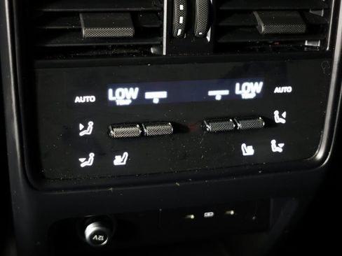 Used 2024 Porsche Cayenne Coupe AWD/4WD image 28