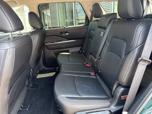 Used 2025 Nissan Pathfinder SL AWD/4WD image 40