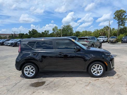 Certified 2023 Kia Soul LX w/ LX Technology Package FWD image 9