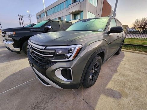 Used 2024 Volkswagen Atlas Peak Edition SEL image 3