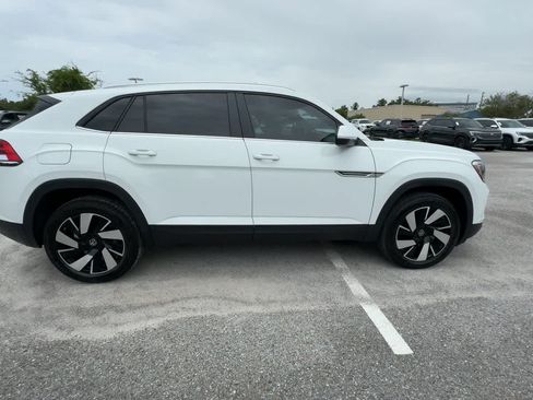 Certified 2024 Volkswagen Atlas Cross Sport SE FWD image 9