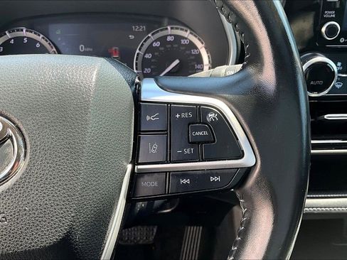 Used 2022 Toyota Highlander XLE AWD/4WD image 12