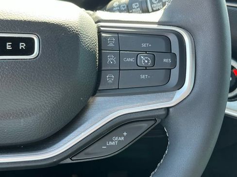 Used 2025 Jeep Wagoneer 4WD image 12