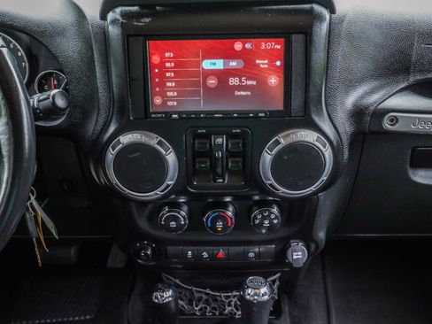 Used 2015 Jeep Wrangler Unlimited Sahara w/ Connectivity Group AWD/4WD image 25