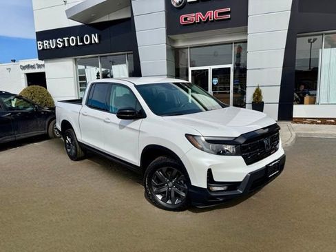 Used 2025 Honda Ridgeline Sport image 2