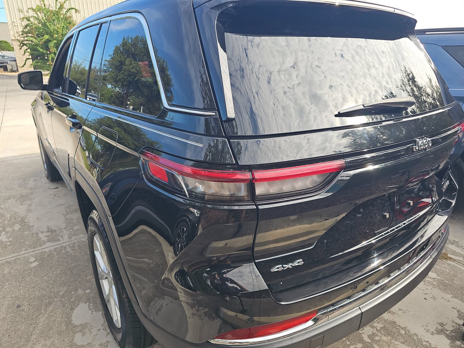 Used 2023 Jeep Grand Cherokee Limited AWD/4WD image 2