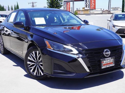 Used 2023 Nissan Altima 2.5 SV FWD image 2