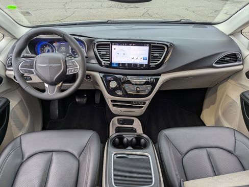 Used 2024 Chrysler Pacifica Touring-L image 24