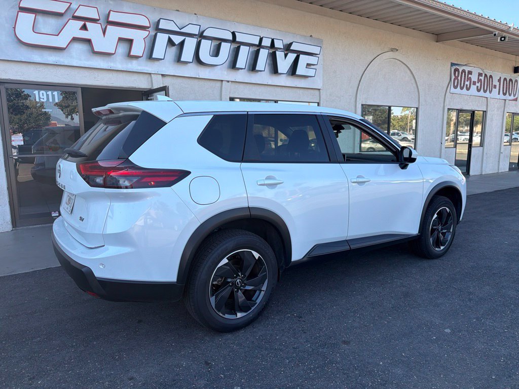 Used 2024 Nissan Rogue SV FWD image 2