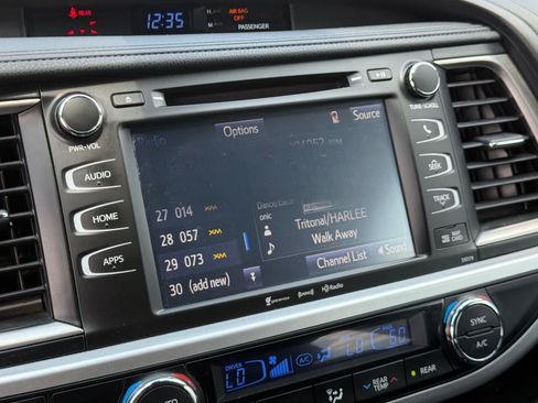 Used 2018 Toyota Highlander SE FWD image 22