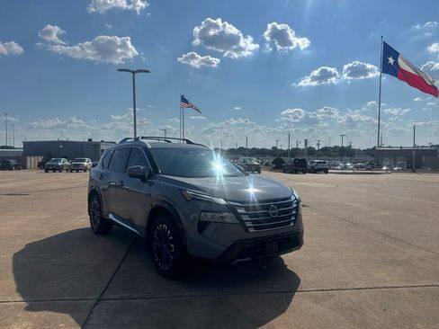 Certified 2025 Nissan Rogue Platinum FWD image 2