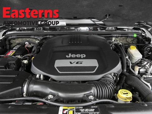 Used 2017 Jeep Wrangler Unlimited Sahara w/ Dual Top Group AWD/4WD image 7