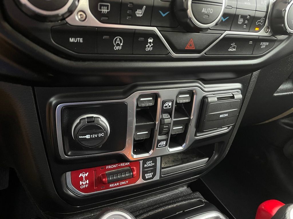 Used 2022 Jeep Wrangler Unlimited Rubicon w/ Cold Weather Group AWD/4WD image 19
