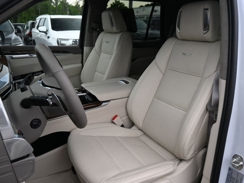 Used 2026 Cadillac Escalade Platinum Sport w/ LPO, Floor Liner Package AWD/4WD image 7
