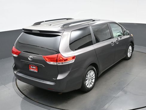 Used 2013 Toyota Sienna XLE image 40