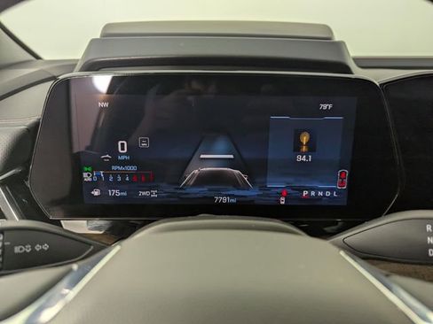 Used 2025 Chevrolet Suburban High Country image 12