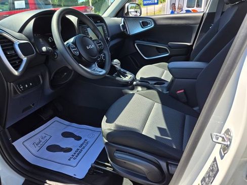 Used 2025 Kia Soul LX w/ LX Technology Package FWD image 13