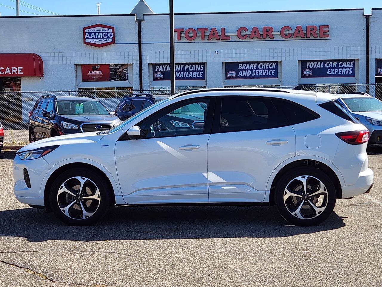 Used 2023 Ford Escape ST-Line Select w/ Tech Pack #2 AWD/4WD image 2