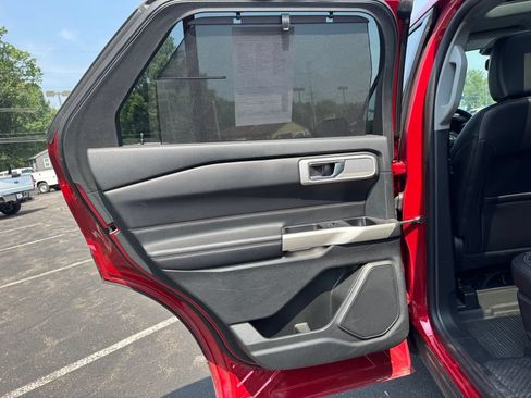 Used 2021 Ford Explorer Limited w/ Equipment Group 301A AWD/4WD image 18