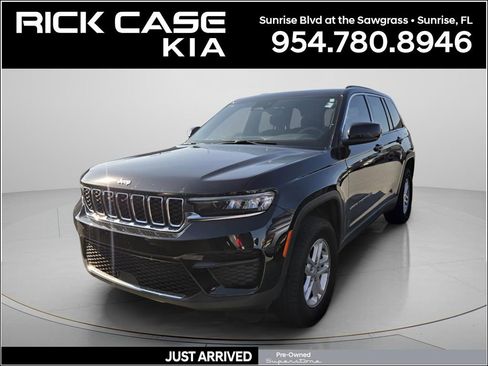 Used 2024 Jeep Grand Cherokee Laredo AWD/4WD image 1
