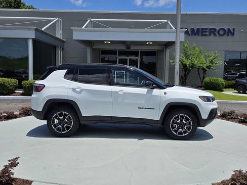 Used 2025 Jeep Compass Trailhawk AWD/4WD image 41