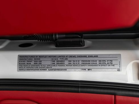 Used 2025 Bentley Bentayga image 45