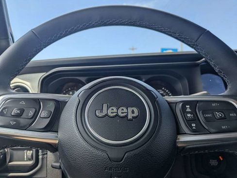 Used 2025 Jeep Wrangler Unlimited Sahara AWD/4WD image 30