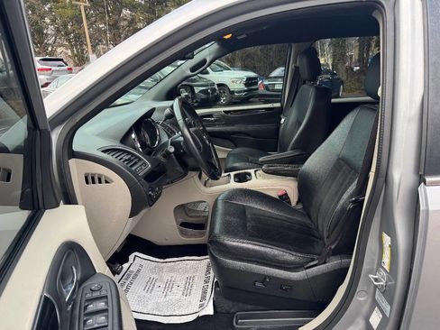 Used 2017 Dodge Grand Caravan SXT image 11