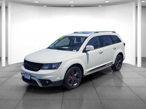 Used 2020 Dodge Journey Crossroad FWD image 3