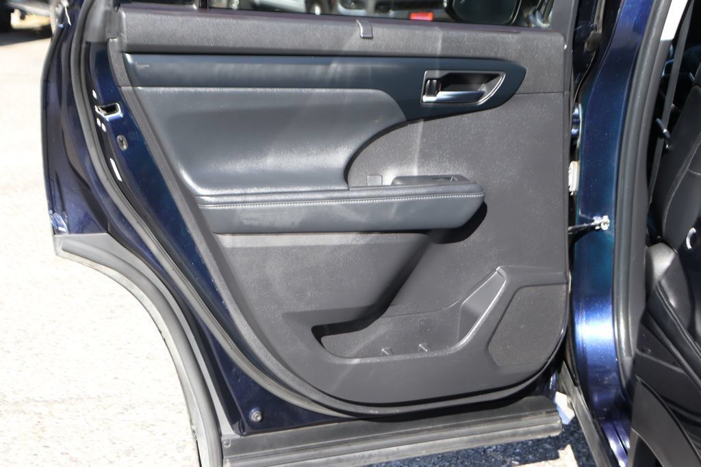 Used 2022 Toyota Highlander XLE FWD image 36