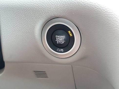 Used 2023 Chrysler Pacifica Touring-L FWD image 24