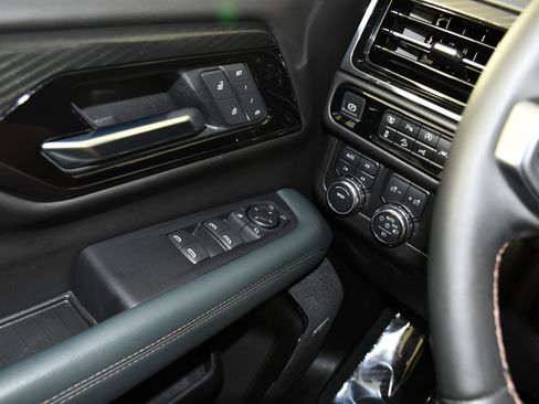 Used 2025 GMC Yukon AT4 AWD/4WD image 34