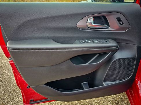 New 2026 Chrysler Pacifica Select image 10