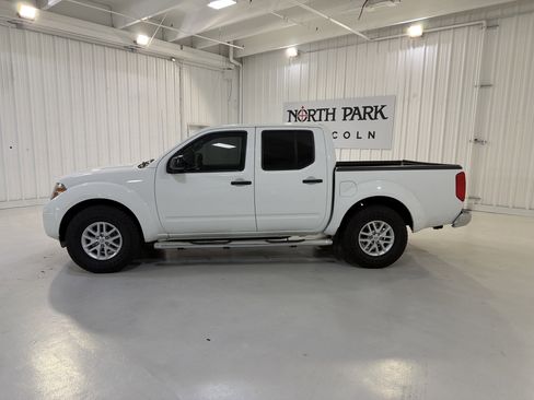 Used 2015 Nissan Frontier SV RWD image 2