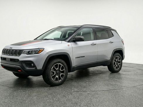 Used 2025 Jeep Compass Trailhawk w/ Trailer Tow Group AWD/4WD image 3