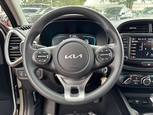 Used 2025 Kia Soul LX w/ LX Technology Package FWD image 25